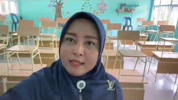 Bikin konten bareng muridnya, endingnya bu guru menangis sedih.