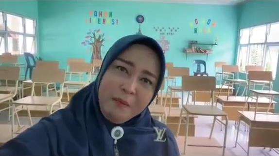 Bikin konten bareng muridnya, endingnya bu guru menangis sedih.
