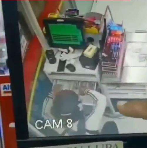 Aksi heroik karyawan minimarket gagalkan perampokan.