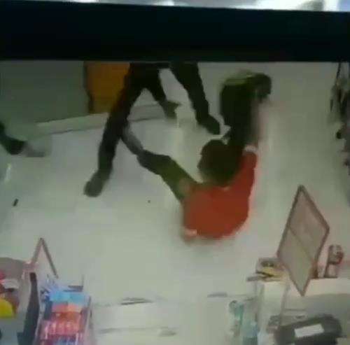 Aksi heroik karyawan minimarket gagalkan perampokan.