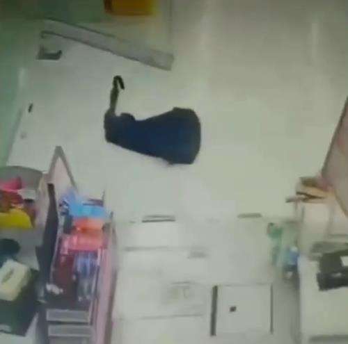 Aksi heroik karyawan minimarket gagalkan perampokan.