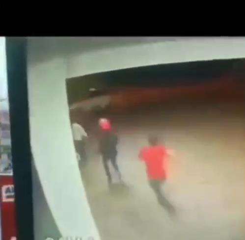 Aksi heroik karyawan minimarket gagalkan perampokan.