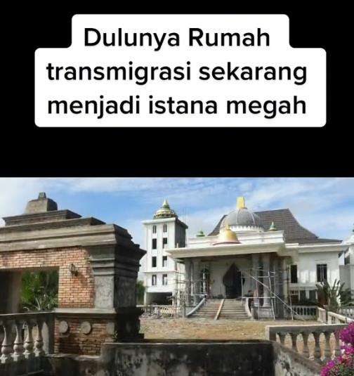 Rumah mewah bak istana di daerah transmigrasi Kalimantan.
