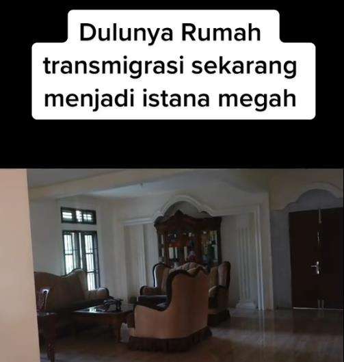 Rumah mewah bak istana di daerah transmigrasi Kalimantan.