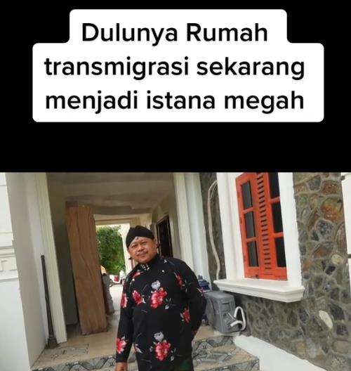 Rumah mewah bak istana di daerah transmigrasi Kalimantan.