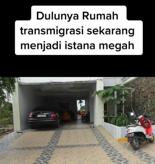 Rumah mewah bak istana di daerah transmigrasi Kalimantan.
