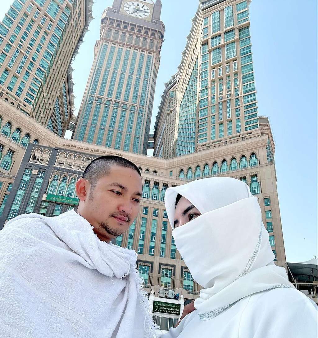 Angga Wijaya Umrah Bareng Istri
