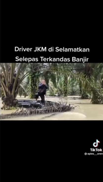 Momen Haru Pria Terjebak Banjir Sendirian, Ditemukan Tim Penyelamat Langsung Spontan Sujud Syukur di Atas Kap Mobil