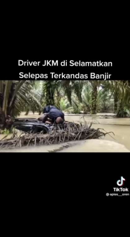 Momen Haru Pria Terjebak Banjir Sendirian, Ditemukan Tim Penyelamat Langsung Spontan Sujud Syukur di Atas Kap Mobil
