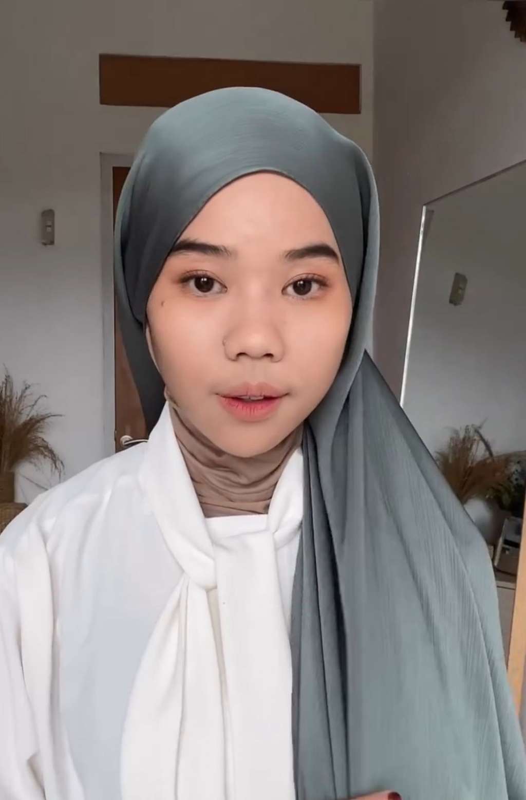 Style Kerudung Silk Textured untuk Tampilan Lebih Mewah