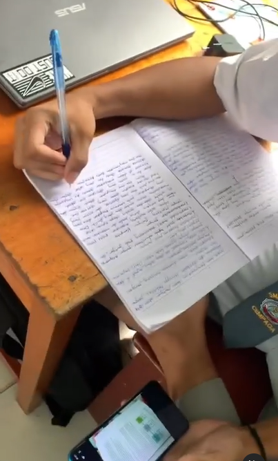 Viral Siswa Menulis dengan Posisi Terbalik 180 Derajat Tetap Rapi