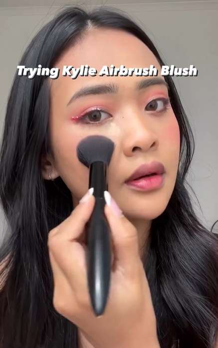 Memakai Blush