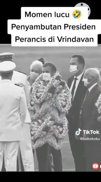 Momen Lucu Presiden Prancis Disambut Kalungan Bunga Hingga Memenuhi Seluruh Tubuhnya
