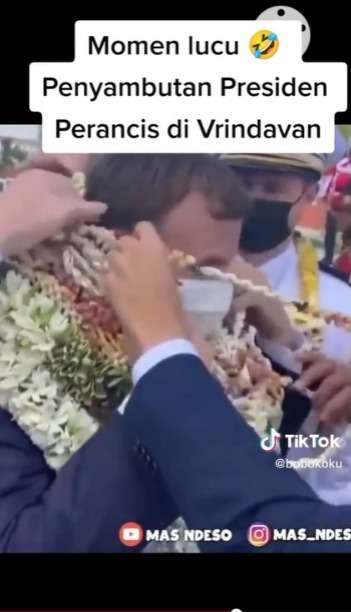 Momen Lucu Presiden Prancis Disambut Kalungan Bunga Hingga Memenuhi Seluruh Tubuhnya