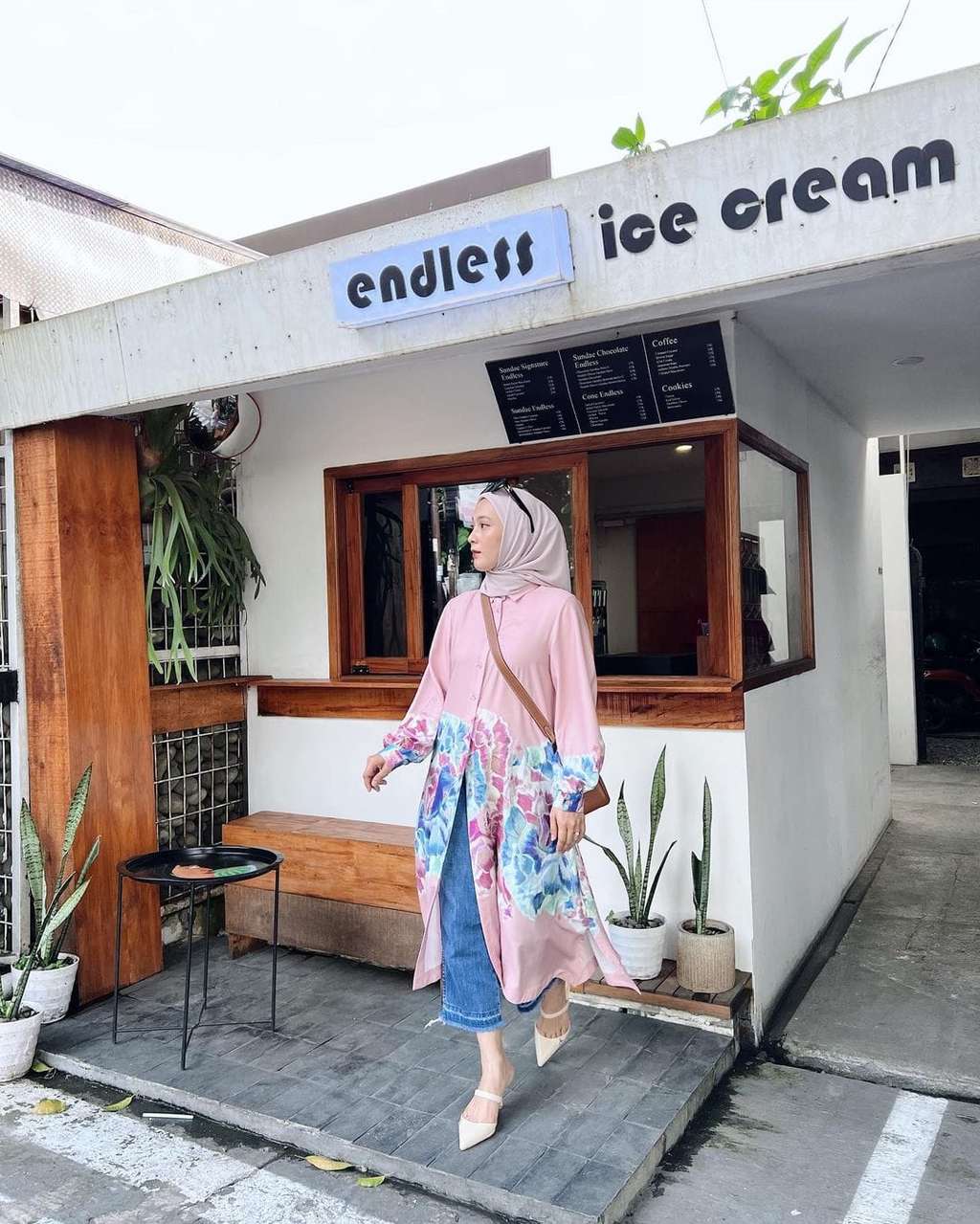 Tunik Panjang dan Jeans, Pilihan Outfit Kasual tapi Elegan