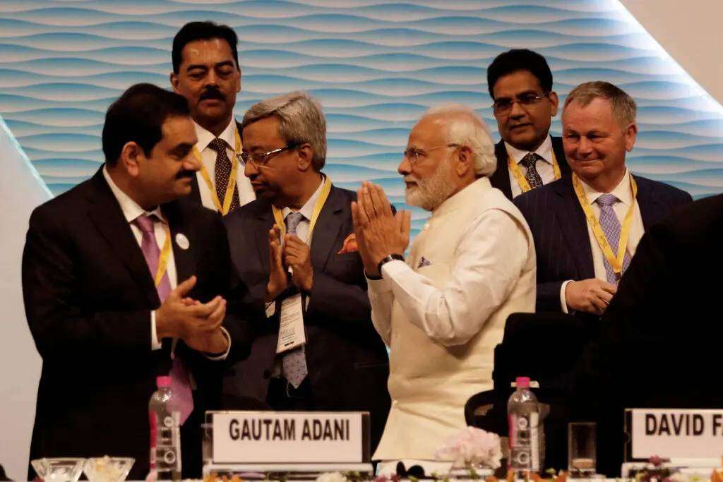 Gautam Adani dan Narendra Modi dalam satu acara Gautam Adani dan Narendra Modi dalam satu acara