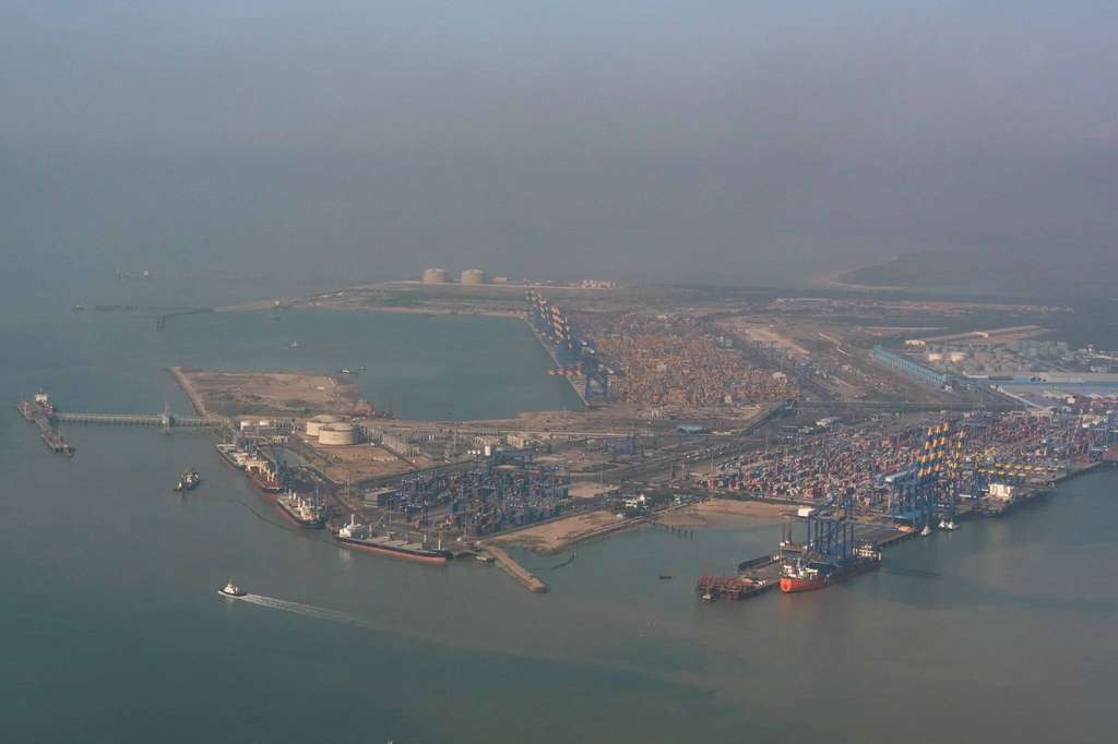 Pelabuhan Mundra di Gujarat yang dijalankan Adani Grup Pelabuhan Mundra di Gujarat yang dijalankan Adani Grup