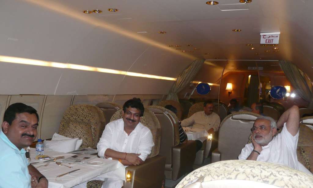 Narendra Modi saat menaiki pesawat pribadi Gautam Adani menunju pelantikannya sebagai PM India Narendra Modi saat menaiki pesawat pribadi Gautam Adani menunju pelantikannya sebagai PM India