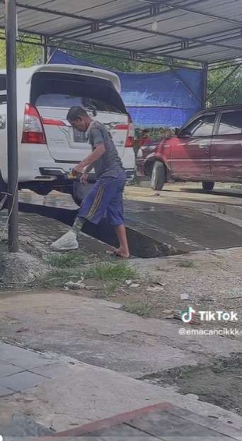 Momen Haru Perjuangan Seorang Ayah Tetap Bekerja Meski Sakit Diabetes Hingga Harus Membungkus Kakinya