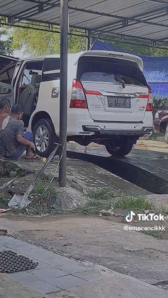 Momen Haru Perjuangan Seorang Ayah Tetap Bekerja Meski Sakit Diabetes Hingga Harus Membungkus Kakinya