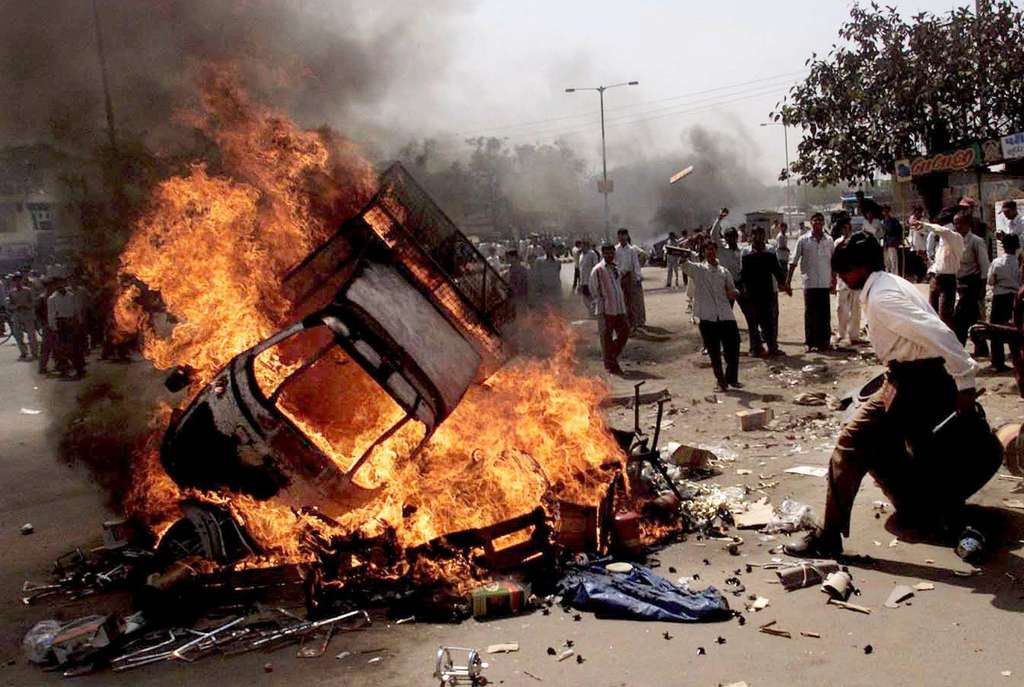 Keurushan Gujarat yang menewaskan 1.000 muslim di bawah pimpinan Modi tahun 2002 Keurushan Gujarat yang menewaskan 1.000 muslim di bawah pimpinan Modi tahun 2002