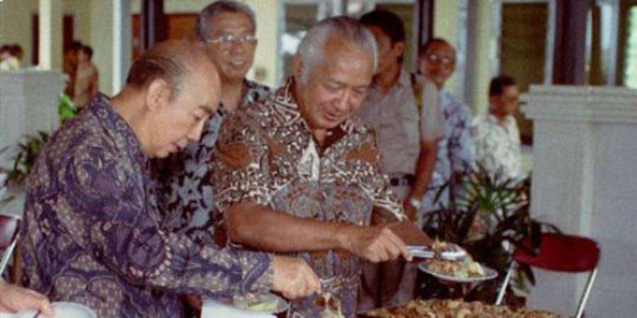Lim Sioe Liong dan Suharto saat makan siang bersama Lim Sioe Liong dan Suharto saat makan siang bersama