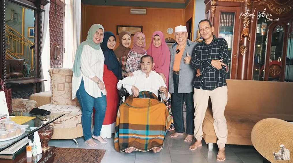 Mat Solar dijenguk rekan artis