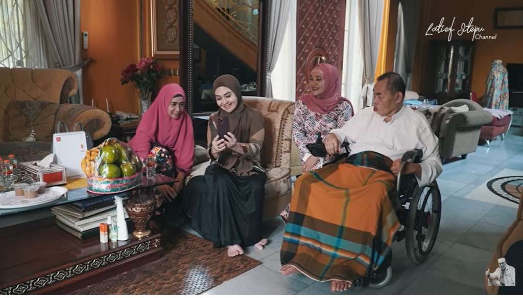 Mat Solar dijenguk rekan artis