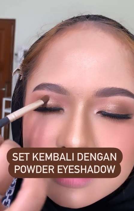 Memakai Eyeshadow