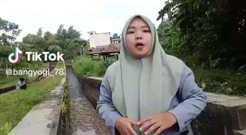 Buat konten sambil jalan mundur, gadis ini nyebur kali.