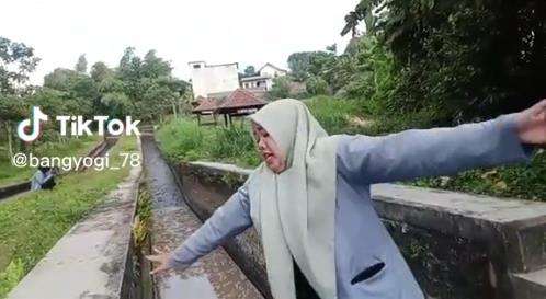 Buat konten sambil jalan mundur, gadis ini nyebur kali.