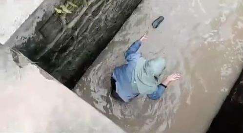 Buat konten sambil jalan mundur, gadis ini nyebur kali.