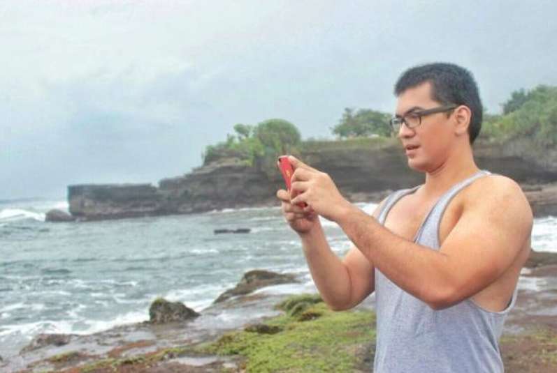 Potret Hefri Olifian pemeran Ustaz di lorong waktu