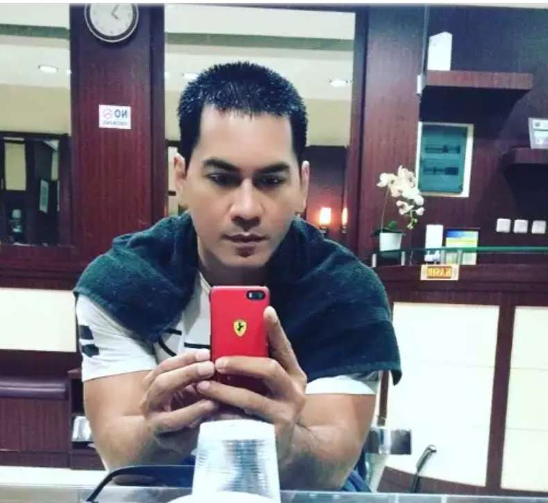 Potret Hefri Olifian pemeran Ustaz di lorong waktu