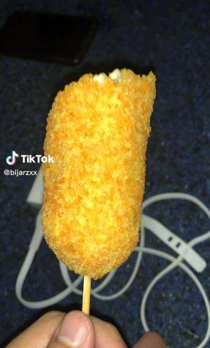Beli corn dog isinya bukan sosis tapi tempe.