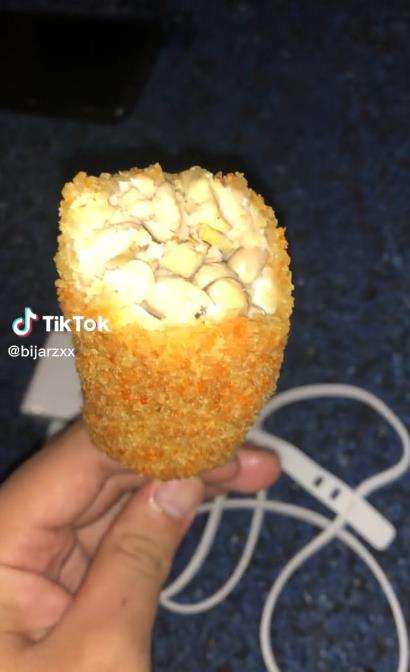 Beli corn dog isinya bukan sosis tapi tempe.