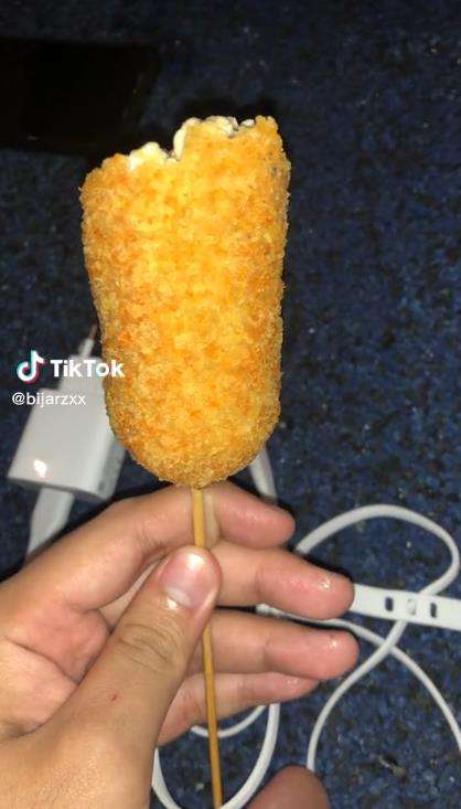 Beli corn dog isinya bukan sosis tapi tempe.