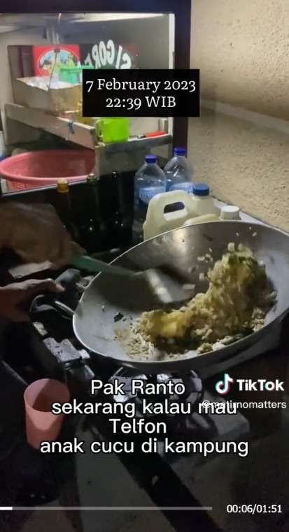 Meski Sederhana, Tukang Nasi Goreng ini Sangat Sumringah Mendapat Hadiah dari Pembelinya Meski Sederhana, Tukang Nasi Goreng ini Sangat Sumringah Mendapat Hadiah dari Pembelinya
