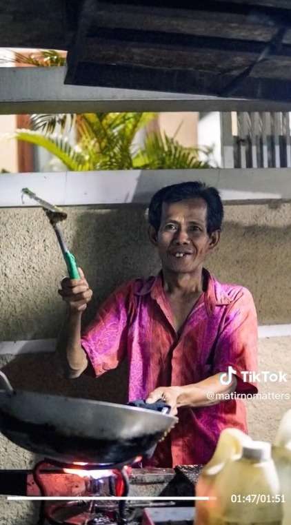 Meski Sederhana, Tukang Nasi Goreng ini Sangat Sumringah Mendapat Hadiah dari Pembelinya Meski Sederhana, Tukang Nasi Goreng ini Sangat Sumringah Mendapat Hadiah dari Pembelinya