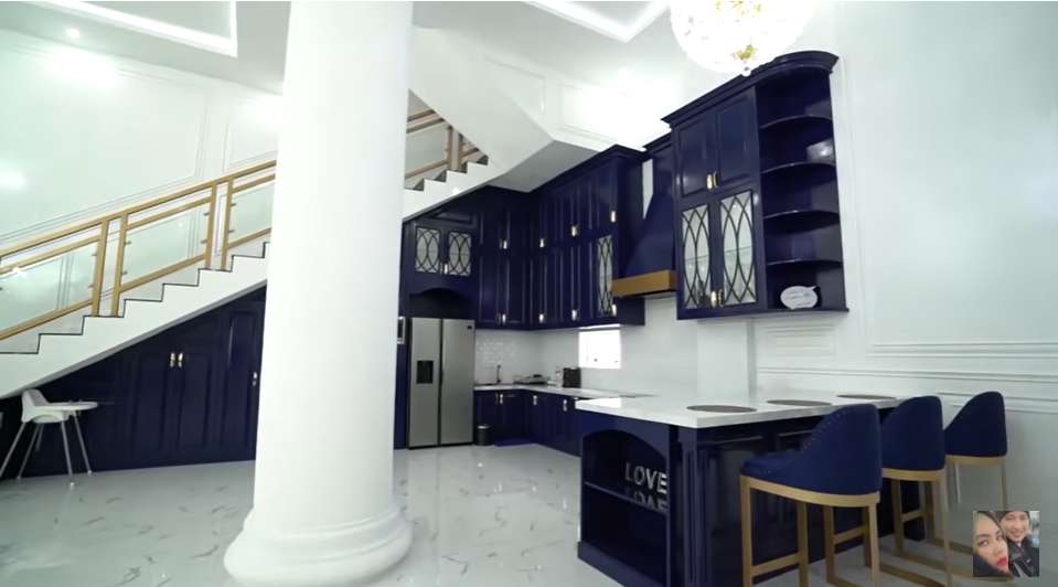 Potret rumah Kartika Putri