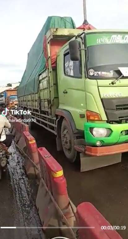 Jadi Penyebab Macet Panjang, Sopir Truk ini Malah Banjir Doa dan Disemangatin Warganet