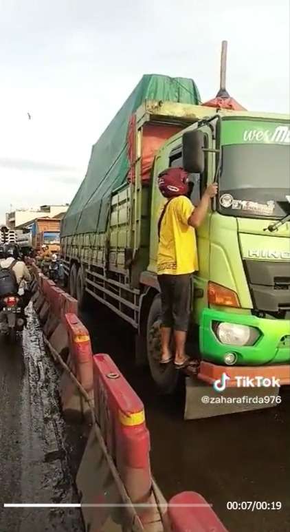 Jadi Penyebab Macet Panjang, Sopir Truk ini Malah Banjir Doa dan Disemangatin Warganet