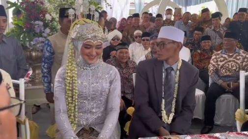 Potret istri baru Ustaz Tile yang cantik.