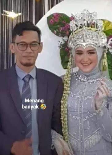 Potret istri baru Ustaz Tile yang cantik.