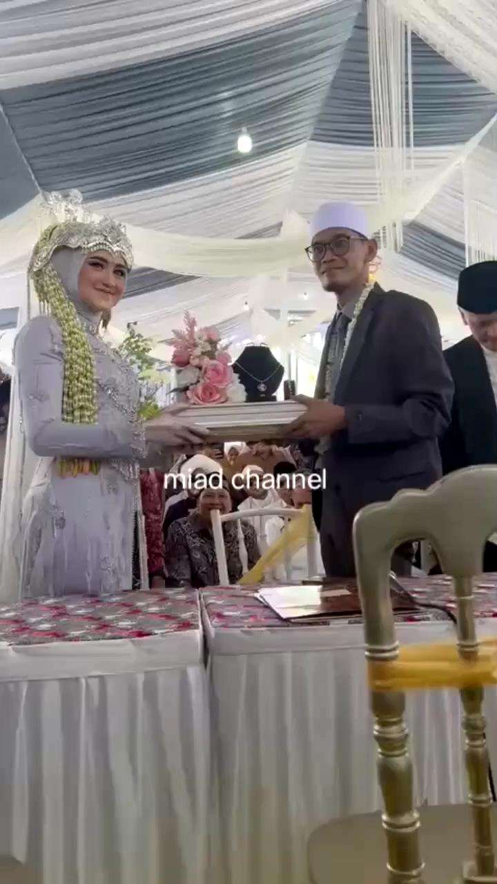 Potret istri baru Ustaz Tile yang cantik.