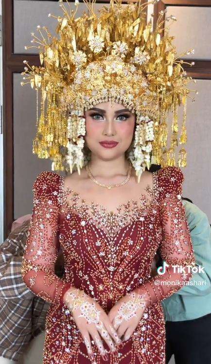 Pengantin dimakeup sambil tidur karena sakit, hasilnya justru bikin kaget.