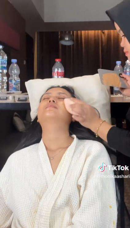 Pengantin dimakeup sambil tidur karena sakit, hasilnya justru bikin kaget.