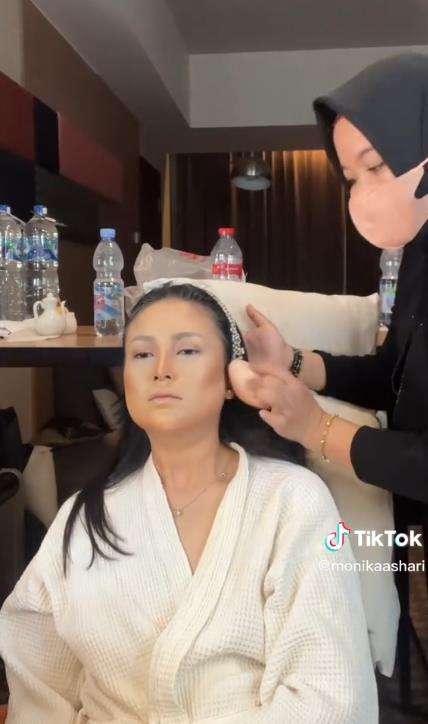 Pengantin dimakeup sambil tidur karena sakit, hasilnya justru bikin kaget.
