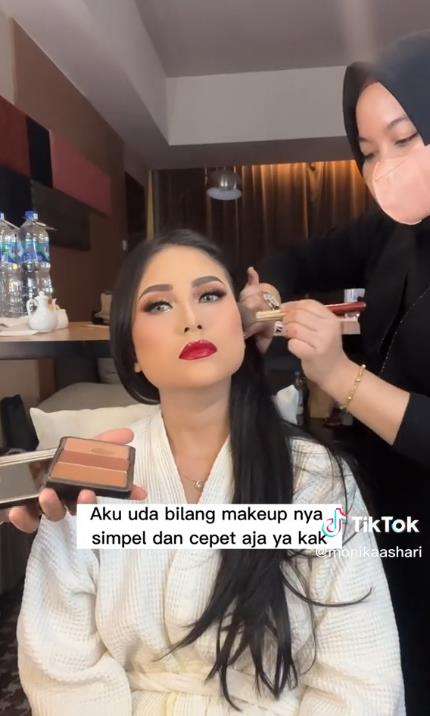 Pengantin dimakeup sambil tidur karena sakit, hasilnya justru bikin kaget.