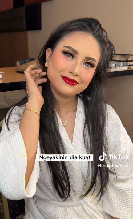 Pengantin dimakeup sambil tidur karena sakit, hasilnya justru bikin kaget.